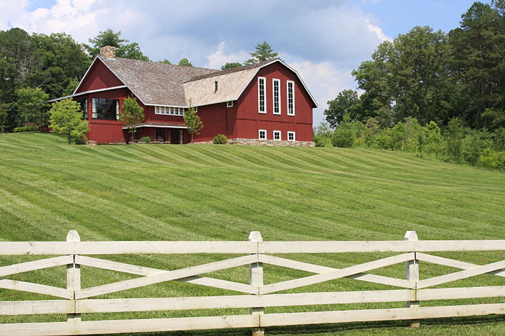 red barn style farmhouse in Wisconsin